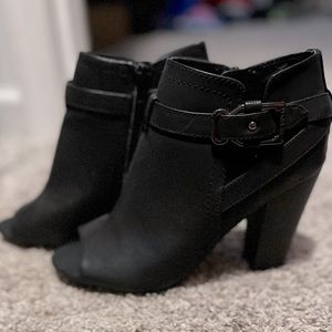 Guess Peep-toe bootie